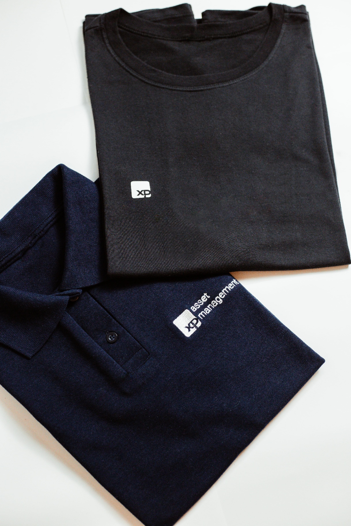 Close de polo e camiseta com bordado XP